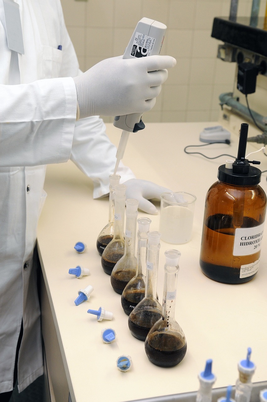 聚氨酯塑膠跑道環(huán)保無(wú)味液體擴(kuò)鏈劑在運(yùn)動(dòng)場(chǎng)地中的應(yīng)用研究，旨在提供環(huán)保、無(wú)味且性能優(yōu)異的解決方案。