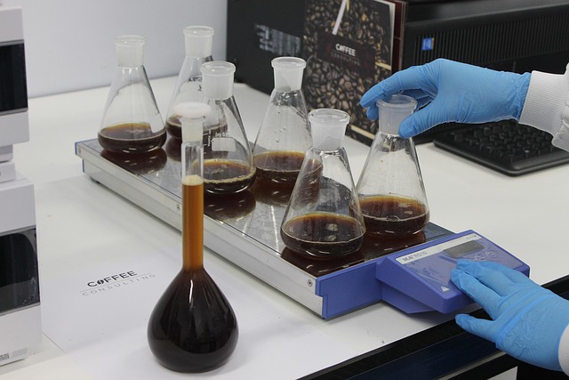 硅PU厚涂快干劑與催化劑的協(xié)同作用研究，探討其在不同環(huán)境溫度和濕度下的固化反應(yīng)機(jī)制。